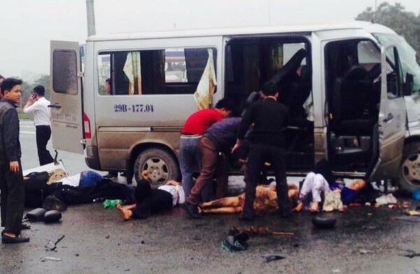 Nạn nhân nằm la liệt quanh chiếc xe khách sau vụ tai nạn. - Sputnik Việt Nam