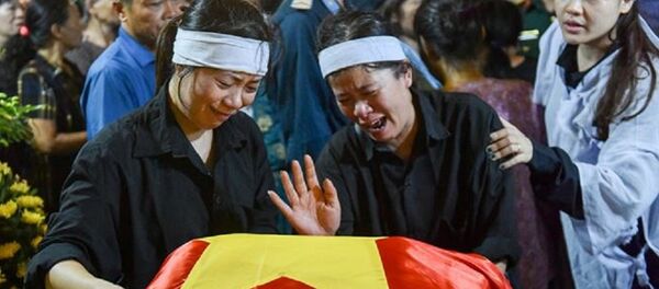 Người thân phi công Phạm Giang Nam van khóc bên di hài anh - Sputnik Việt Nam