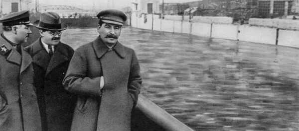 Bức ảnh đã được cơ quan kiểm duyệt của LX sửa lại khi Yezhov chết, bên cạnh Stalin chỉ là một chỗ trống. - Sputnik Việt Nam