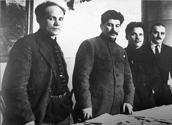 Thư ký thứ hai của Tỉnh ủy Leningrad, Đảng Cộng sản (bolshevik) toàn Liên bang N.K. Antipov, I.V.Stalin, Bí thư thứ nhất Tỉnh ủy Leningrad, Đảng Cộng sản (bolshevik) toàn Liên bang S.M. Kirov, Bí thư Tỉnh ủy Leningrad, Đảng Cộng sản (bolshevik) toàn Liên bang N.M.Shvernik. - Sputnik Việt Nam