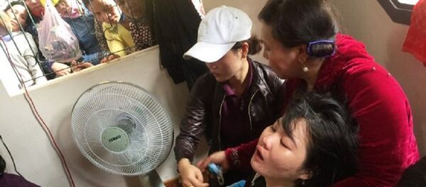 Chị Yên đau đớn trước linh cữu chồng - Sputnik Việt Nam