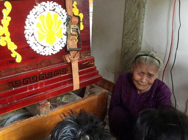 Bà Uyên nghẹn ngào bên 3 chiếc quan tài nhà chú rể Bà Uyên nghẹn ngào bên 3 chiếc quan tài nhà chú rể - Sputnik Việt Nam