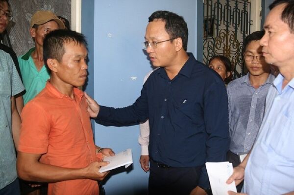 Phó chủ tịch UB An toàn giao thông quốc gia Khuất Việt Hùng thăm hỏi gia đình các nạn nhân xấu số Phó chủ tịch UB An toàn giao thông quốc gia Khuất Việt Hùng thăm hỏi gia đình các nạn nhân xấu số - Sputnik Việt Nam