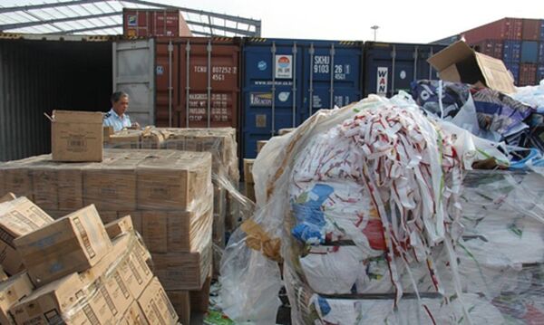 Các container phế liệu tồn đọng tại cảng TP HCM.  - Sputnik Việt Nam