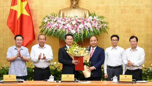 Thủ tướng Nguyễn Xuân Phúc trao Quyết định giao quyền Bộ trưởng Bộ Thông tin và Truyền thông cho đồng chí Nguyễn Mạnh Hùng