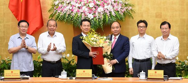 Thủ tướng Nguyễn Xuân Phúc trao Quyết định giao quyền Bộ trưởng Bộ Thông tin và Truyền thông cho đồng chí Nguyễn Mạnh Hùng - Sputnik Việt Nam