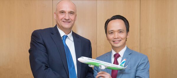 Ông Eric Schulz và ông Trịnh Văn Quyết bên mô hình máy bay A321NEO. Ông Eric Schulz và ông Trịnh Văn Quyết bên mô hình máy bay A321NEO. - Sputnik Việt Nam
