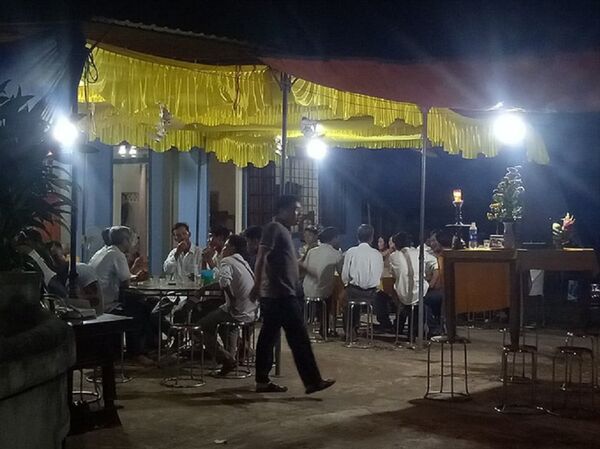 Đám tang ở ngôi nhà của chú rể Nguyễn Khắc Long. Họ hàng, người thân ngồi lặng lẽ bên nhau, u buồn - Sputnik Việt Nam