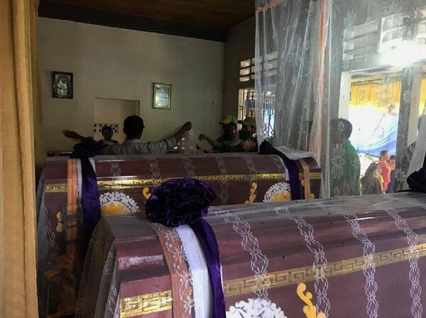 Những chiếc quan tài đặt cạnh bên nhau với những nỗi đau không thể nói được bằng lời - Sputnik Việt Nam