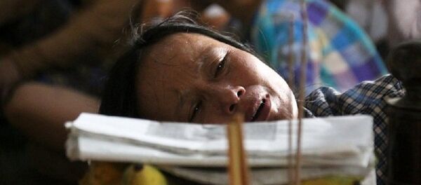 Người thân khóc ngất bên thi thể vợ chồng ông Nguyền Người thân khóc ngất bên thi thể vợ chồng ông Nguyền - Sputnik Việt Nam