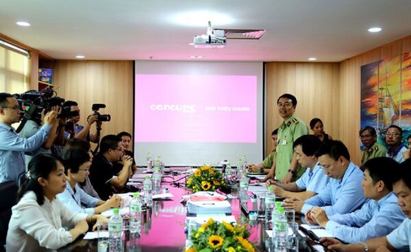 Đại diện Con Cưng làm việc với Quản lý thị trường - Sputnik Việt Nam