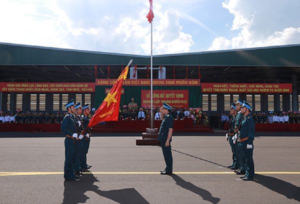 Thiếu tướng Lâm Quang Đại trao Quân kỳ Quyết thắng cho Trung đoàn 915. - Sputnik Việt Nam