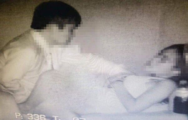 Hành động của đôi nam nữ trong rạp chiếu phim khiến nhiều người chú ý. Hành động của đôi nam nữ trong rạp chiếu phim khiến nhiều người chú ý. - Sputnik Việt Nam