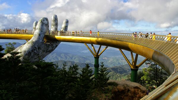 Cầu Vàng dài 150 mét trên khu nghỉ mát Ba Na Hills, Đà Nẵng, Việt Nam - Sputnik Việt Nam