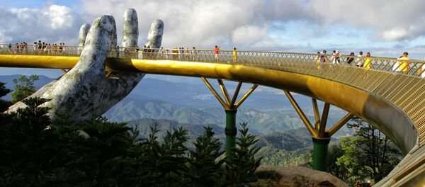 Cầu Vàng dài 150 mét trên khu nghỉ mát Ba Na Hills, Đà Nẵng, Việt Nam Cầu Vàng dài 150 mét trên khu nghỉ mát Ba Na Hills, Đà Nẵng, Việt Nam - Sputnik Việt Nam