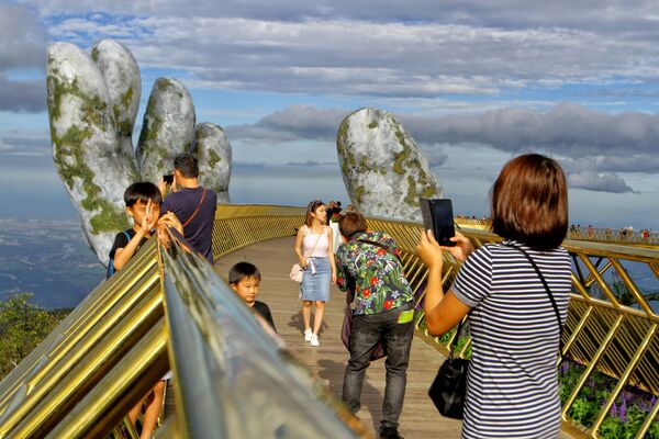 Cầu Vàng dài 150 mét trên khu nghỉ mát Ba Na Hills, Đà Nẵng, Việt Nam - Sputnik Việt Nam