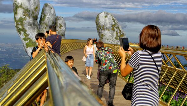 Cầu Vàng dài 150 mét trên khu nghỉ mát Ba Na Hills, Đà Nẵng, Việt Nam - Sputnik Việt Nam