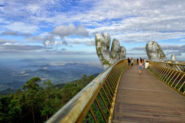 Cầu Vàng dài 150 mét trên khu nghỉ mát Ba Na Hills, Đà Nẵng, Việt Nam - Sputnik Việt Nam