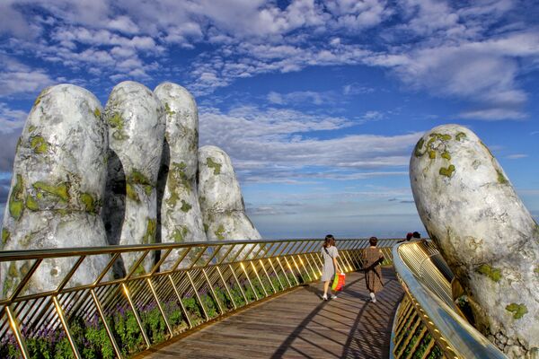 Cầu Vàng dài 150 mét trên khu nghỉ mát Ba Na Hills, Đà Nẵng, Việt Nam - Sputnik Việt Nam