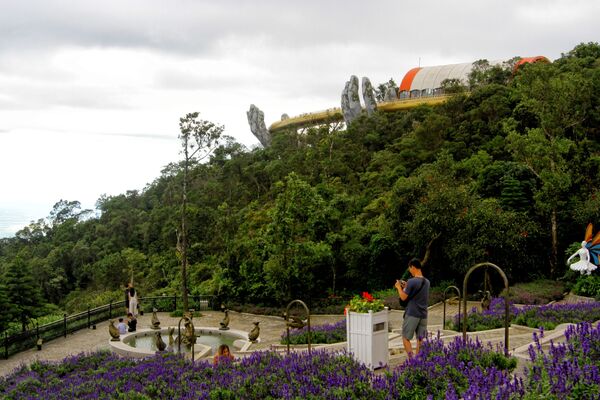 Cầu Vàng dài 150 mét trên khu nghỉ mát Ba Na Hills, Đà Nẵng, Việt Nam - Sputnik Việt Nam