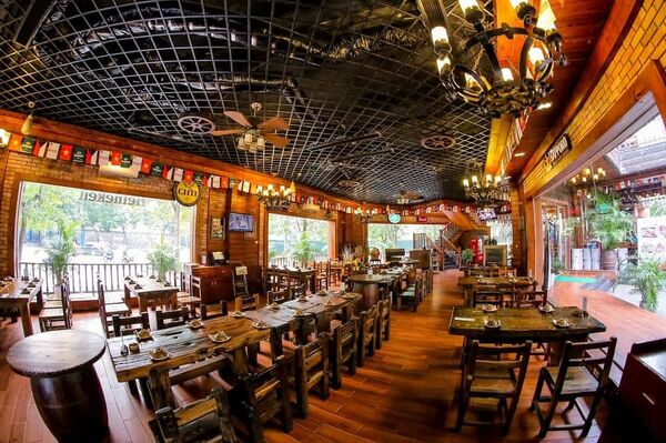 Thế Giới Bia Lã Vọng trong cụm 4 nhà hàng Lã Vọng tại Nguyễn Thị Thập. Thế Giới Bia Lã Vọng trong cụm 4 nhà hàng Lã Vọng tại Nguyễn Thị Thập. - Sputnik Việt Nam