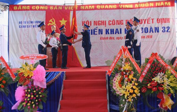Thiếu tướng Lê Xuân Thanh trao trao Quân kỳ Quyết thắng cho Hải đoàn 32. - Sputnik Việt Nam