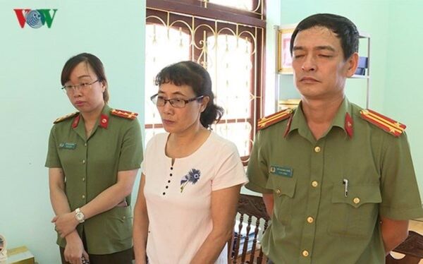 Khởi tố bị can và ra lệnh bắt bị can để tạm giam đối với Nguyễn Thị Hồng Nga, SN 1967, chuyên viên phòng Khảo thí và Quản lý chất lượng, Sở Giáo dục- Đào tạo tỉnh Sơn La, thư ký Ban chỉ đạo, ủy viên tổ chấm thi trắc nghiệm. - Sputnik Việt Nam