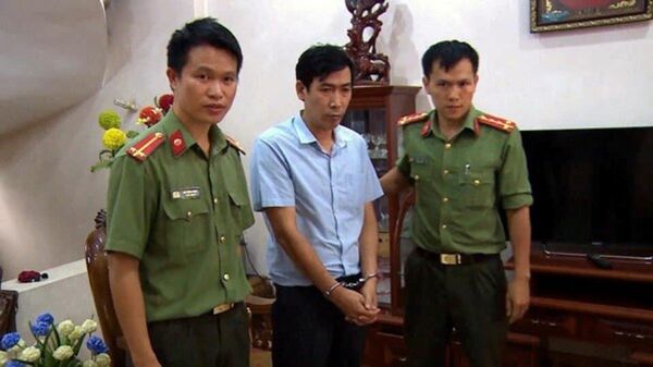 Khởi tố, bắt tạm giam Đặng Hữu Thủy, SN 1964, Phó Hiệu trưởng trường THPT Tô Hiệu, ủy viên tổ chấm thi trắc nghiệm. - Sputnik Việt Nam