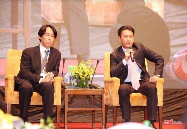  Ông Hồ Thanh Tùng (phải) nhận định đây thực sự là cơ hội lớn cho Việt Nam để vươn lên tạo vị thế mới. - Sputnik Việt Nam