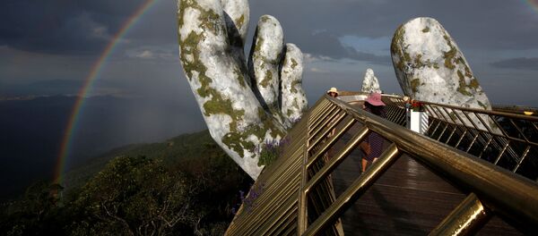 Cầu Vàng dài 150 mét trên khu nghỉ mát Ba Na Hills, Đà Nẵng, Việt Nam - Sputnik Việt Nam