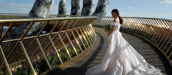 Cầu Vàng dài 150 mét trên khu nghỉ mát Ba Na Hills, Đà Nẵng, Việt Nam - Sputnik Việt Nam