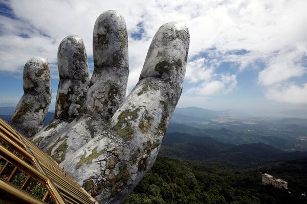 Cầu Vàng dài 150 mét trên khu nghỉ mát Ba Na Hills, Đà Nẵng, Việt Nam - Sputnik Việt Nam