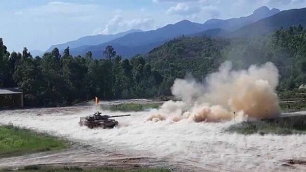 Xe tăng T-55M bắn nghiệm thu pháo chính tại trường bắn Cam Lâm - Sputnik Việt Nam