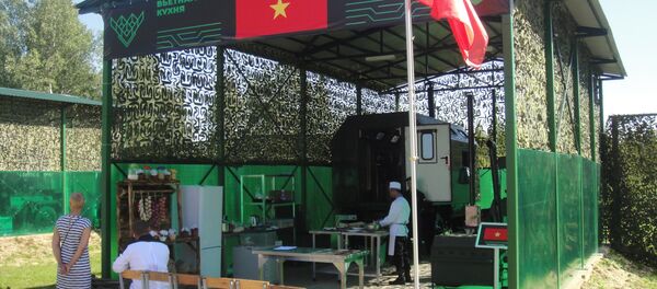 Các anh nuôi Việt Nam đang làm việc Các anh nuôi Việt Nam đang làm việc - Sputnik Việt Nam