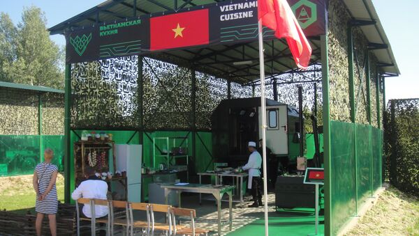 Các anh nuôi Việt Nam đang làm việc - Sputnik Việt Nam