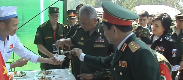 Đây là phản ứng của Bộ trưởng Quốc phòng Nga khi nếm thử nem do các chiến sĩ Việt Nam làm Đây là phản ứng của Bộ trưởng Quốc phòng Nga khi nếm thử nem do các chiến sĩ Việt Nam làm - Sputnik Việt Nam