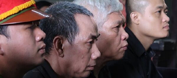 Ông trùm Phú (đầu tiên, trái) và các đồng phạm - Sputnik Việt Nam