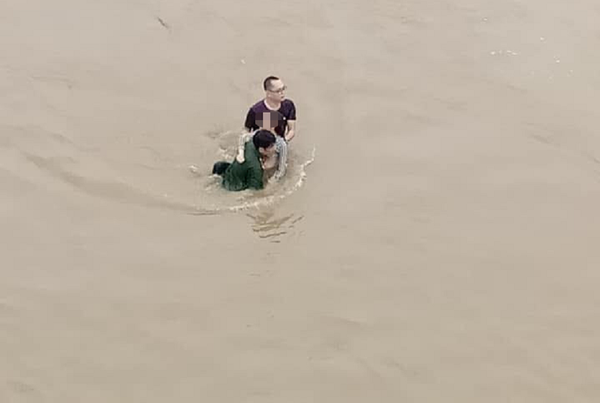 Anh Chung và anh Hoàng đã cứu cô gái nhảy tự tử.  - Sputnik Việt Nam