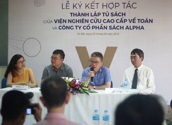 GS Ngô Bảo Châu giao lưu với sinh viên sau lễ ký kết.  - Sputnik Việt Nam