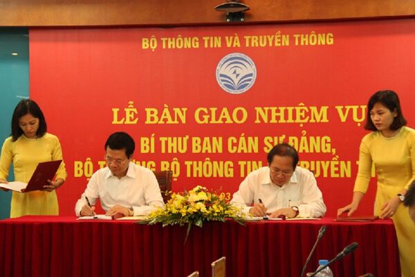 Đồng chí Trương Minh Tuấn và đồng chí Nguyễn Mạnh Hùng ký Biên bản bàn giao - Sputnik Việt Nam