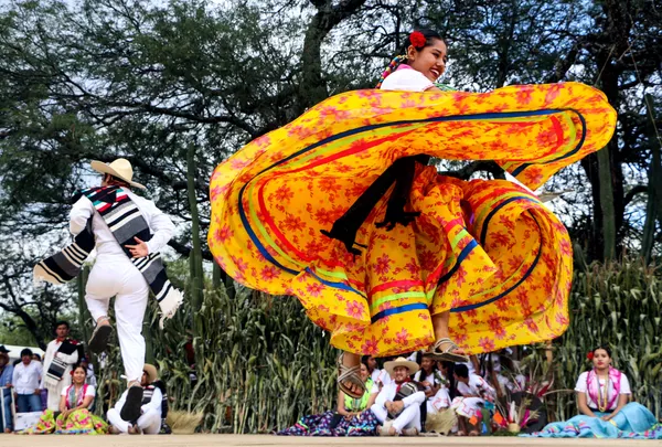Vũ công biểu diễn ở quảng trường thành phố trong lễ hội Guelaguetza ở Mexico Vũ công biểu diễn ở quảng trường thành phố trong lễ hội Guelaguetza ở Mexico