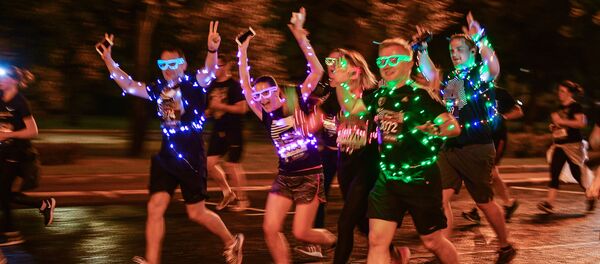 Участники ночного забега в центре Москвы Участники ночного забега в центре Москвы - Sputnik Việt Nam