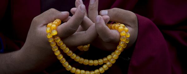 A Buddhist monk from Kopan monastery offers a prayer for the people affected during Saturday's earthquake in Kathmandu, Nepal. (File) - Sputnik Việt Nam