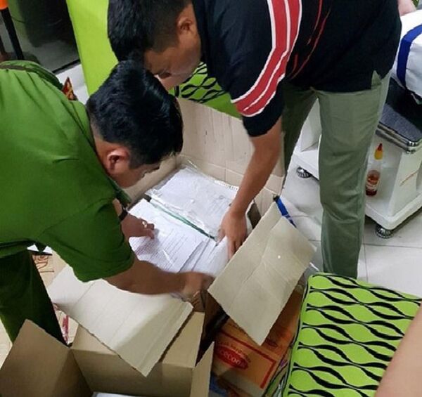 Công an thu giữ nhiều tài liệu trong đường dây lừa đảo nà - Sputnik Việt Nam