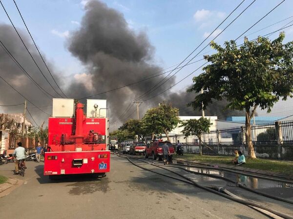 Lực lượng chức năng đang có mặt khống chế đám cháy Lực lượng chức năng đang có mặt khống chế đám cháy - Sputnik Việt Nam
