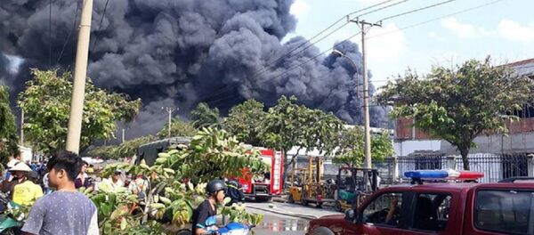 Khói đen bốc lên cao nghi ngút. - Sputnik Việt Nam