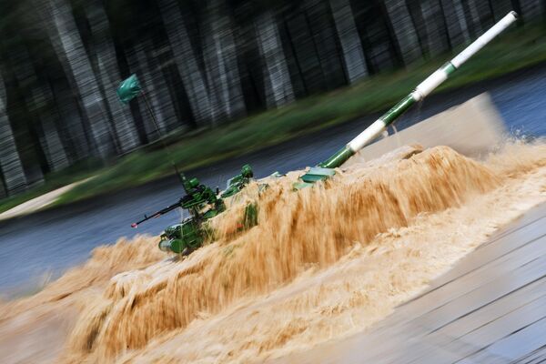 Đội xe tăng của quân đội Lào trong cuộc đua quốc tế Tank Biathlon-2018 tại Alabino, ngoại ô Moskva  - Sputnik Việt Nam
