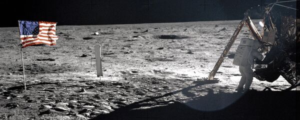 Американский астронавт НАСА Нил Армстронг на Луне  - Sputnik Việt Nam
