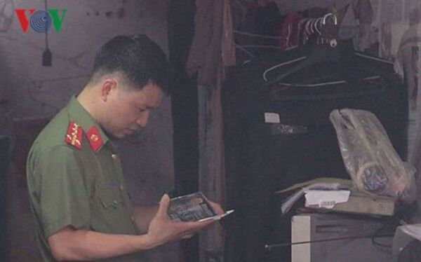 Công an khám căn nhà ông Nguyễn Khắc Tuấn thuê tại số 9 (tổ 21, phường Tân Thịnh, TP Hòa Bình, tỉnh Hòa Bình - Sputnik Việt Nam