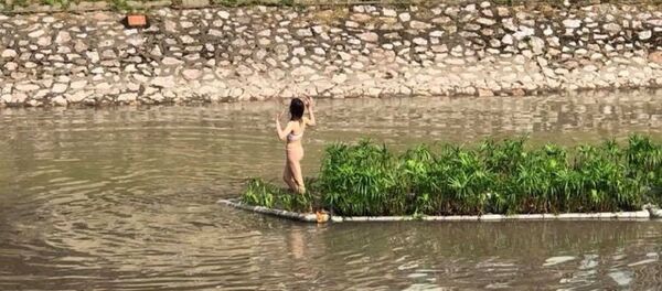 Cô gái cởi đồ bơi ra giữa sông Tô Lịch nhảy nhót - Sputnik Việt Nam